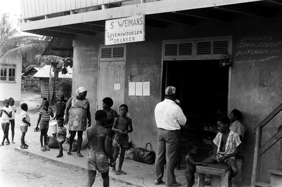 Suriname, Boslandcreolen en Indianen winkel in Boslandcreooldorpje, Bestanddeelnr 927-8422