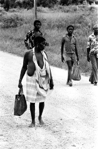 Suriname, Boslandcreolen en Indianen oud echtpaar, twee jongetjes, vrouw, Bestanddeelnr 927-8419