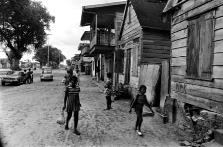 Suriname, De Erven , Armoede mensen tussen hun krotwoningen, Bestanddeelnr 927-8407
