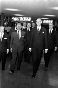 Sultan Hamenko Buwono , minister van Economische Zaken van Indonesie, arriveert , Bestanddeelnr 922-3045