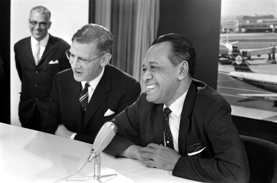 Sultan Hamengkubuwana IX (minister van Economische Zaken van Indonesië) arriveer, Bestanddeelnr 922-3048