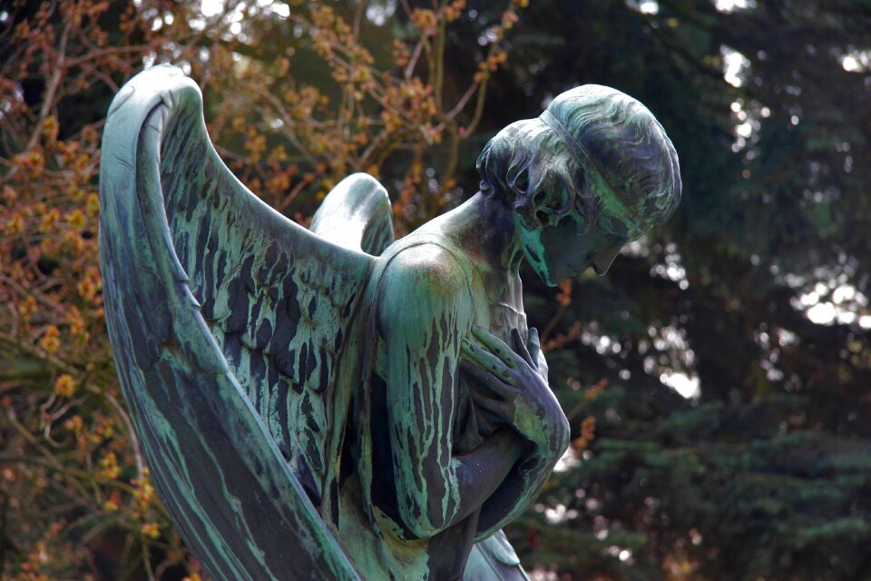 Cemetery figure angel figure