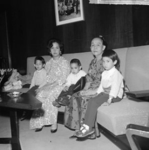 Sultana A. UngkuTuanAminah van Johore op Schiphol, rechts de Sultana links de, Bestanddeelnr 917-4465