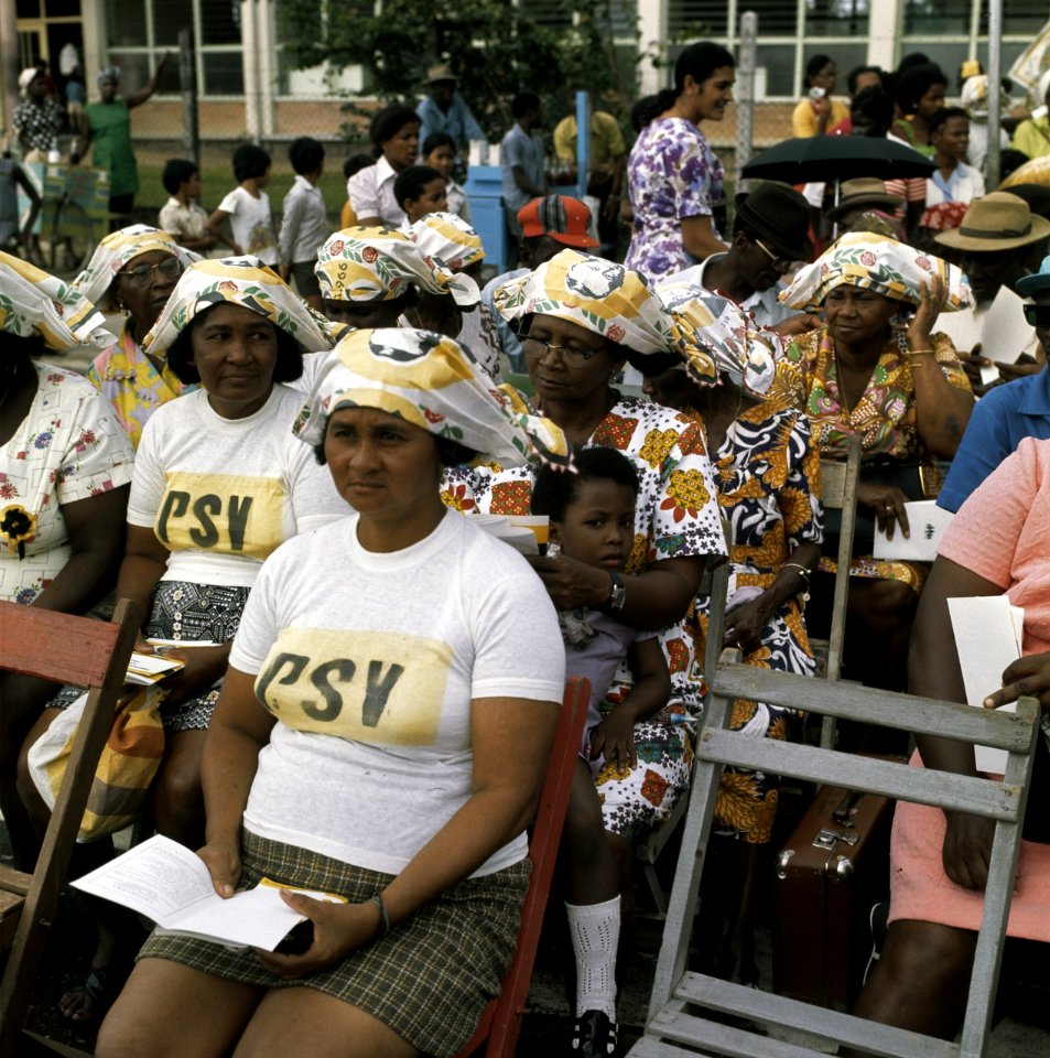 Suriname (straatbeelden, industrie, politiek, mensen etc. politiek vrouwen op p, Bestanddeelnr 254-9621