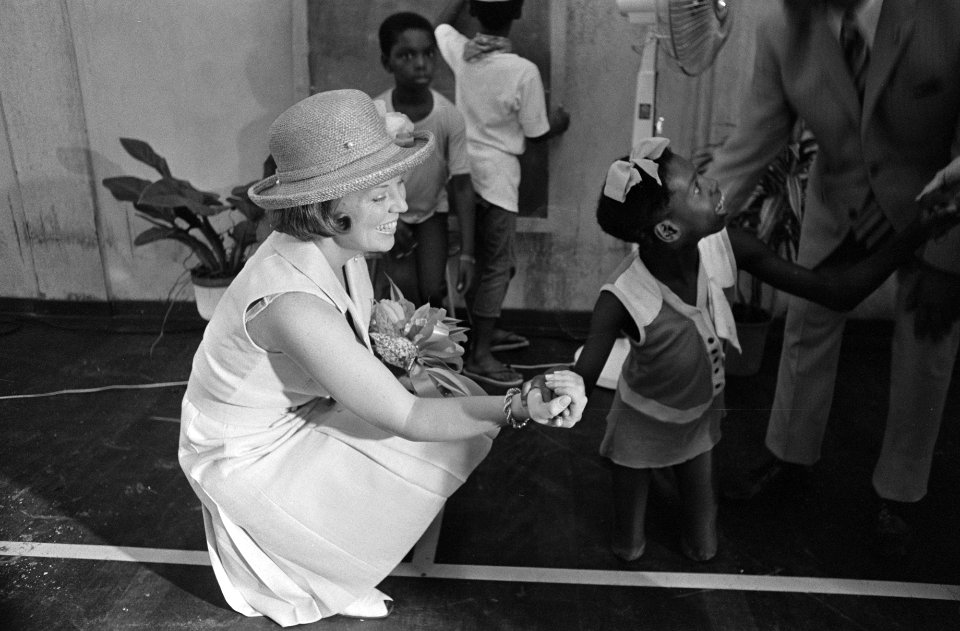 Suriname onafhankelijkheid op 2511 etc Beatrix en Claus bezoeken revalidatie, Bestanddeelnr 928-2987