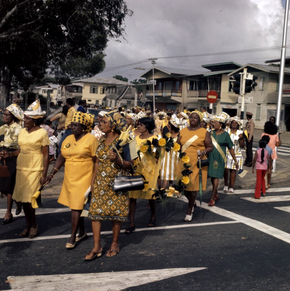 Suriname (straatbeelden, industrie, politiek, mensen etc. bevolking mensen op s, Bestanddeelnr 254-9630