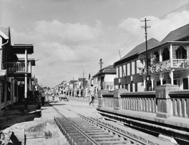 Suriname. Parimaribo. Hoofdstraat met tramrails, Bestanddeelnr 935-1491