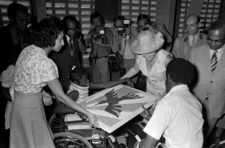 Suriname onafhankelijkheid op 2511 etc Beatrix en Claus bezoeken revalidatie, Bestanddeelnr 928-2989