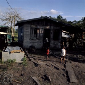Suriname (straatbeelden, industrie, politiek, mensen etc. huisvesting krot met , Bestanddeelnr 254-9625