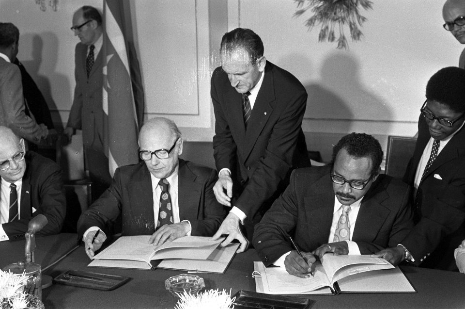 Suriname onafhankelijkheid op 2511 etc. souvereiniteitsoverdracht in Hervormd, Bestanddeelnr 928-3023