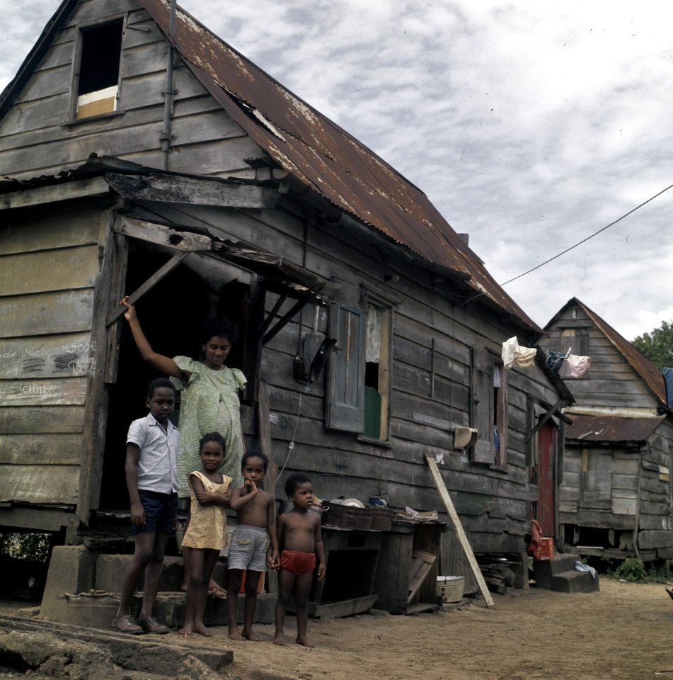 Suriname (straatbeelden, industrie, politiek, mensen etc. huisvesting krot met , Bestanddeelnr 254-9624