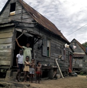Suriname (straatbeelden, industrie, politiek, mensen etc. huisvesting krot met , Bestanddeelnr 254-9624