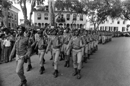 Suriname onafhankelijkheid op 2511 etc beediging militairen en overdracht va, Bestanddeelnr 928-3000