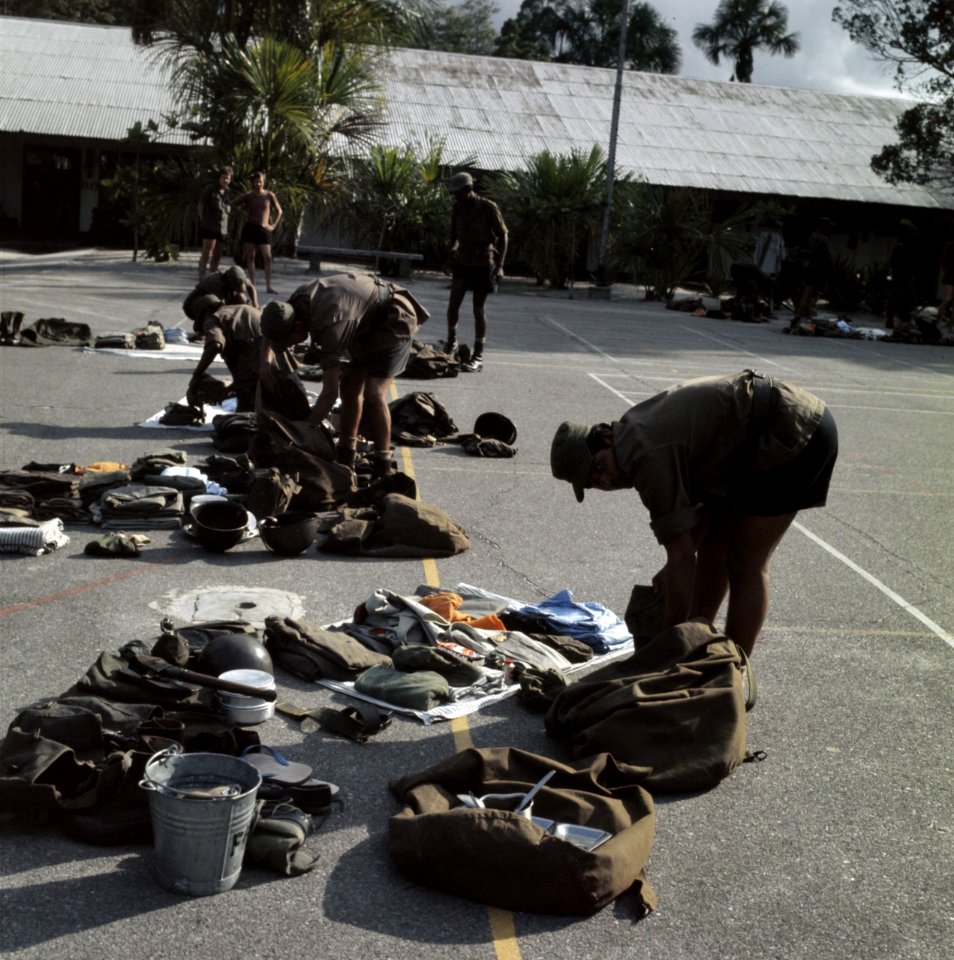 Suriname (straatbeelden, industrie, politiek, mensen etc. leger soldaten in opl, Bestanddeelnr 254-9617