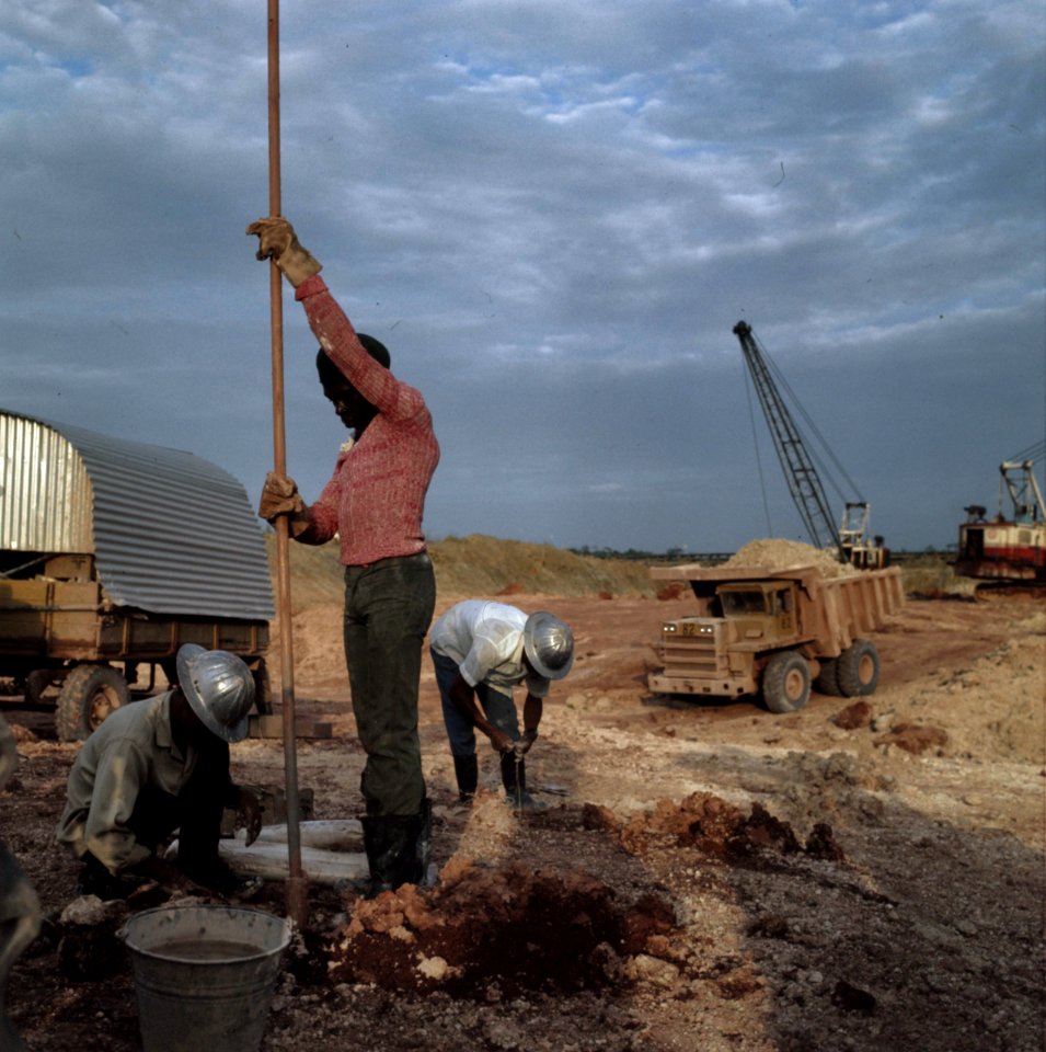 Suriname (straatbeelden, industrie, politiek, mensen etc. industrie bauxietwinn, Bestanddeelnr 254-9641