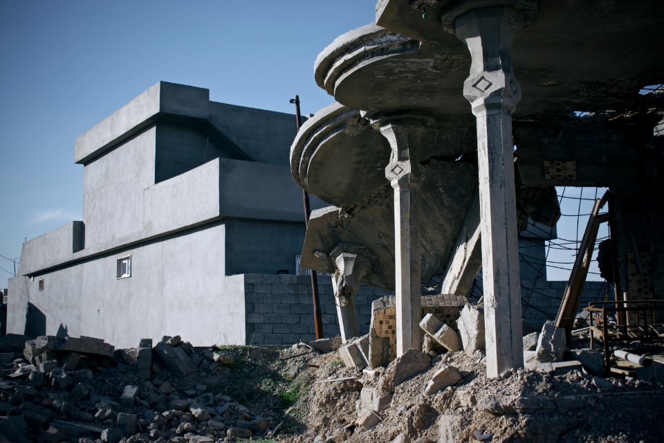 Survivors in the rubble of destruction by the Islamic State in the village Wardik 09