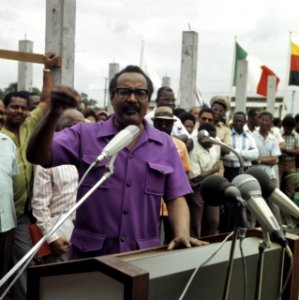 Suriname (straatbeelden, industrie, politiek, mensen etc. politiek Arron spreek, Bestanddeelnr 254-9619