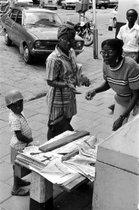 Suriname, straatbeelden in Paramaribo krantenstalletje, Bestanddeelnr 927-8440