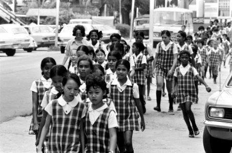 Suriname, onderwijs meisjesleerlingen in uniform, Bestanddeelnr 927-8367