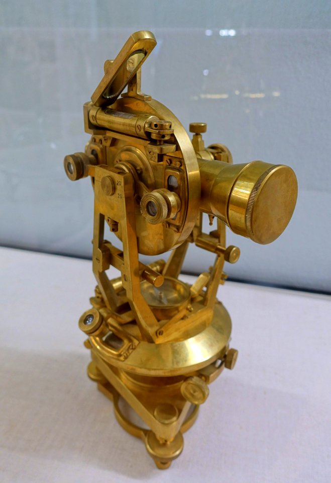 Surveying instrument - Röntgen-Gedächtnisstätte Würzburg - Würzburg, Germany - DSC04357