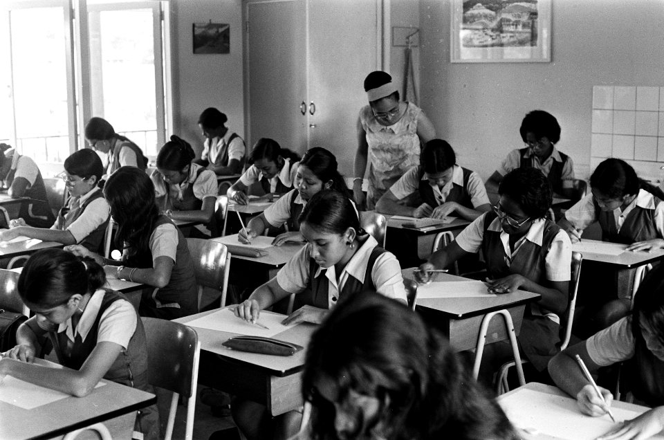 Suriname, onderwijs meisjesleerlingen in uniform in een klas, Bestanddeelnr 927-8368