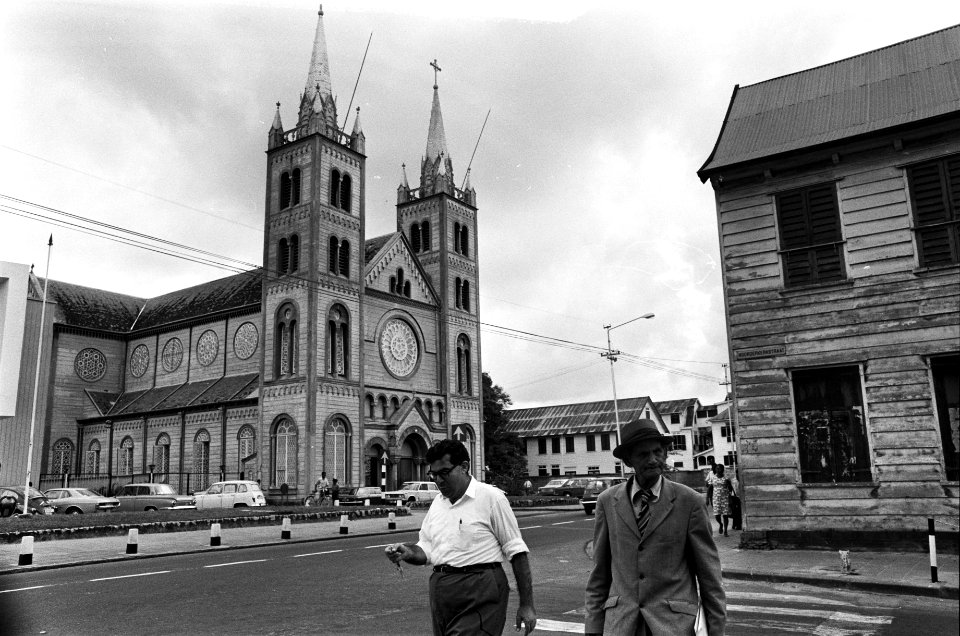 Suriname, straatbeelden in Paramaribo kathedraal ingang statengebouw, Bestanddeelnr 927-8442