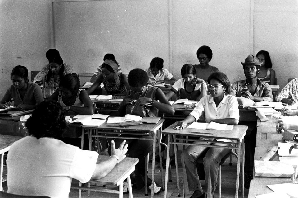 Suriname, onderwijs klas van een kweekschool, Bestanddeelnr 927-8366