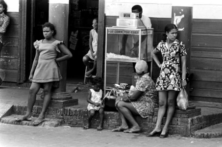 Suriname, straatbeelden in Paramaribo mensen hangend voo cafe, Bestanddeelnr 927-8446