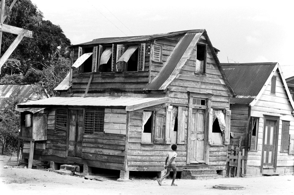 Suriname, De Erven , Armoede mensen tussen hun krotwoningen, Bestanddeelnr 927-8410