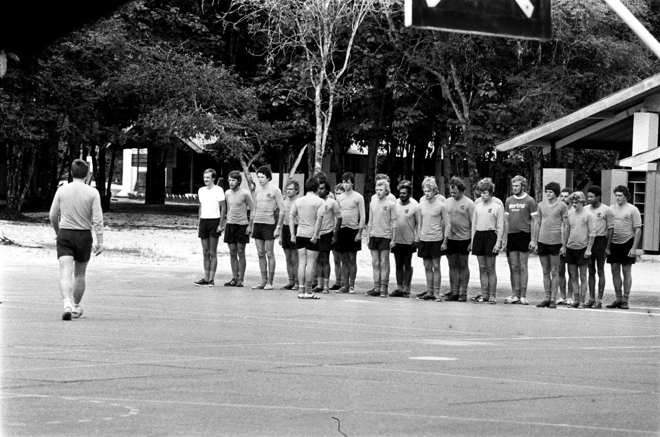 Suriname, Surinaamse leger peloton staat aangetreden, Bestanddeelnr 927-8359