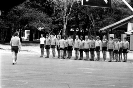 Suriname, Surinaamse leger peloton staat aangetreden, Bestanddeelnr 927-8359