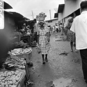 Suriname, markt in Paramaribo, vrouw met boodschappen op haar hoofd dragend, Bestanddeelnr 920-3670