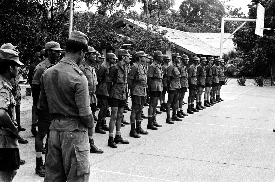 Suriname, Surinaamse leger peloton staat aangetreden, Bestanddeelnr 927-8363