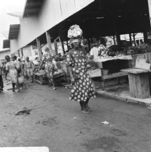 Suriname, markt in Paramaribo, vrouw met boodschappen op haar hoofd dragend, Bestanddeelnr 920-3671