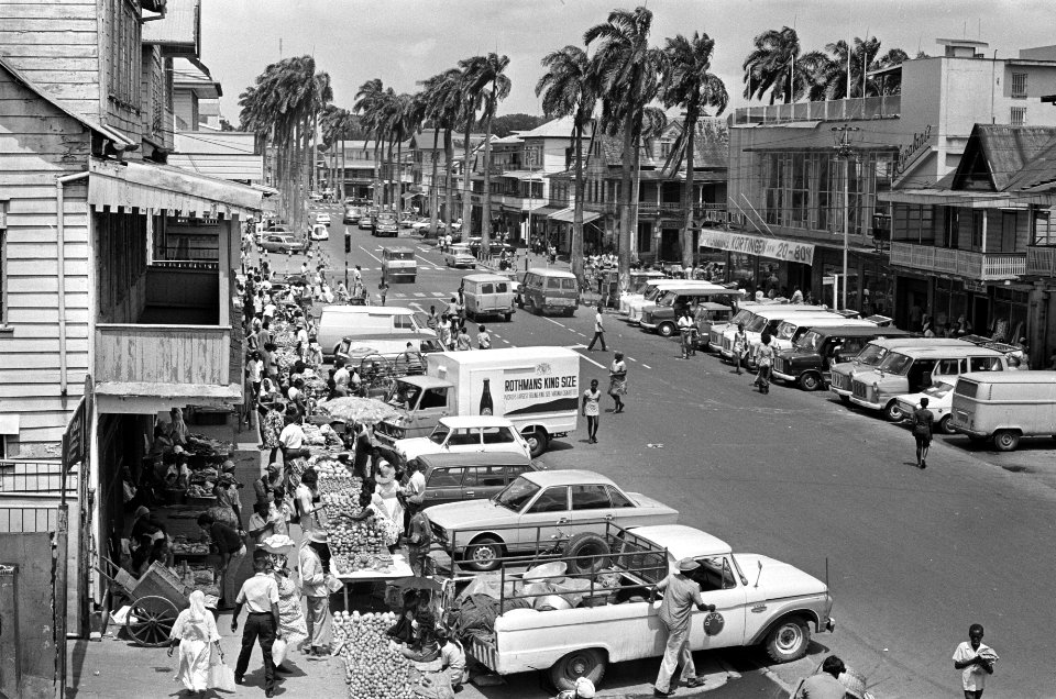 Suriname, marktleven verkeer in Paramaribo, Bestanddeelnr 927-8437