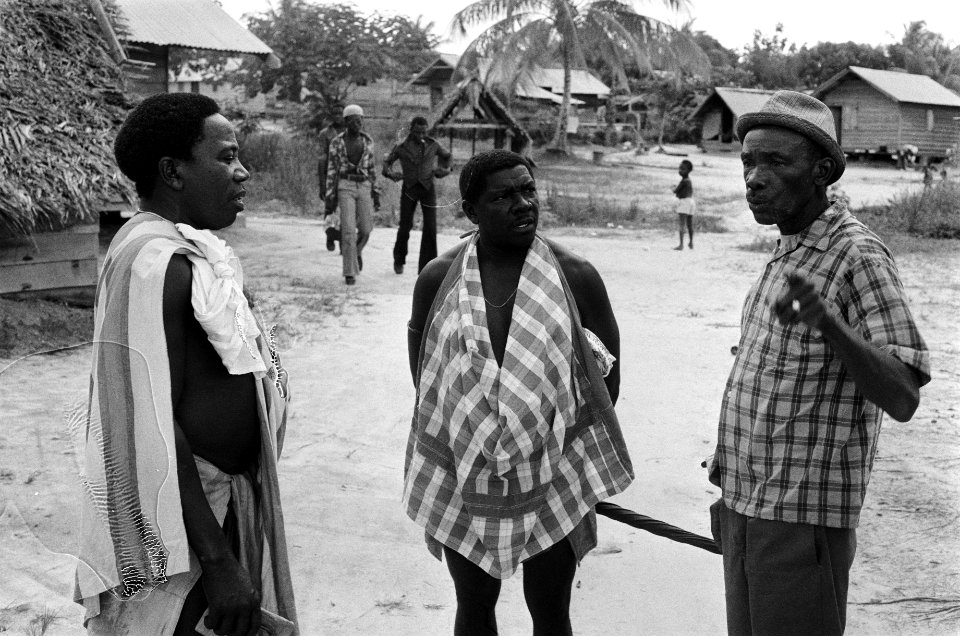 Suriname, Boslandcreolen en Indianen twee Boslandcreolen in hun dorpje, Bestanddeelnr 927-8421