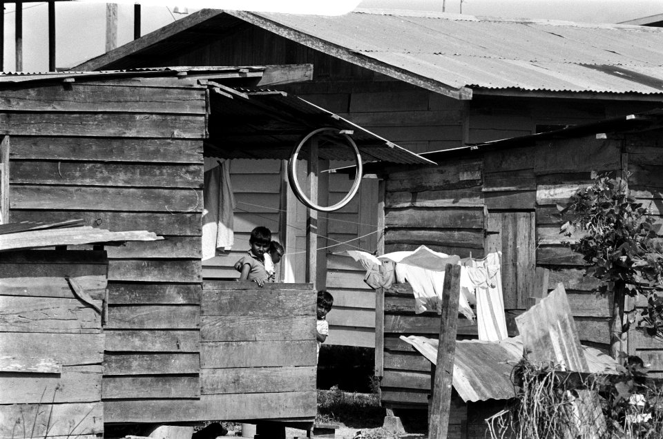 Suriname, De Erven , Armoede Hindoestaanse kinderen, Bestanddeelnr 927-8417