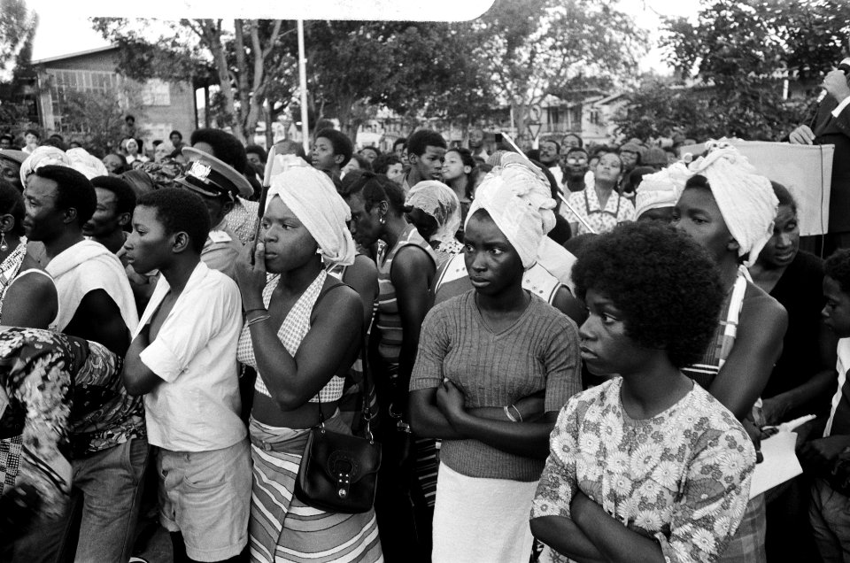 Suriname, De Erven , Armoede mensen tussen hun krotwoningen, Bestanddeelnr 927-8408