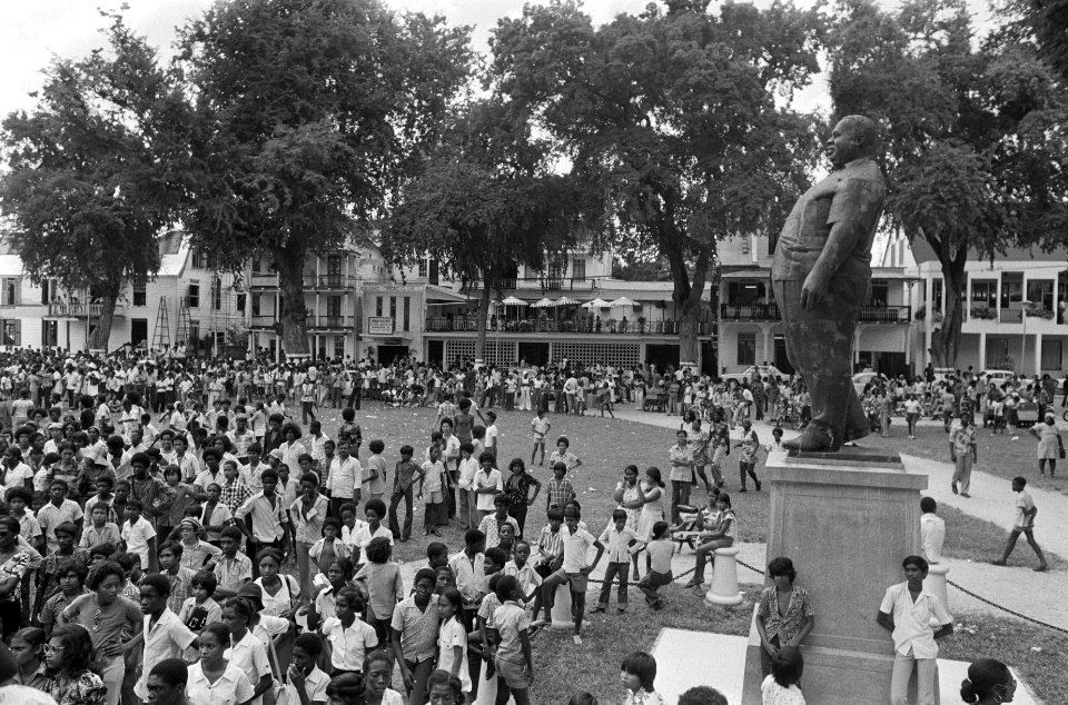 Suriname massa schoolkinderen aan het repeteren op Oranjeplein met rechts stand, Bestanddeelnr 928-2823