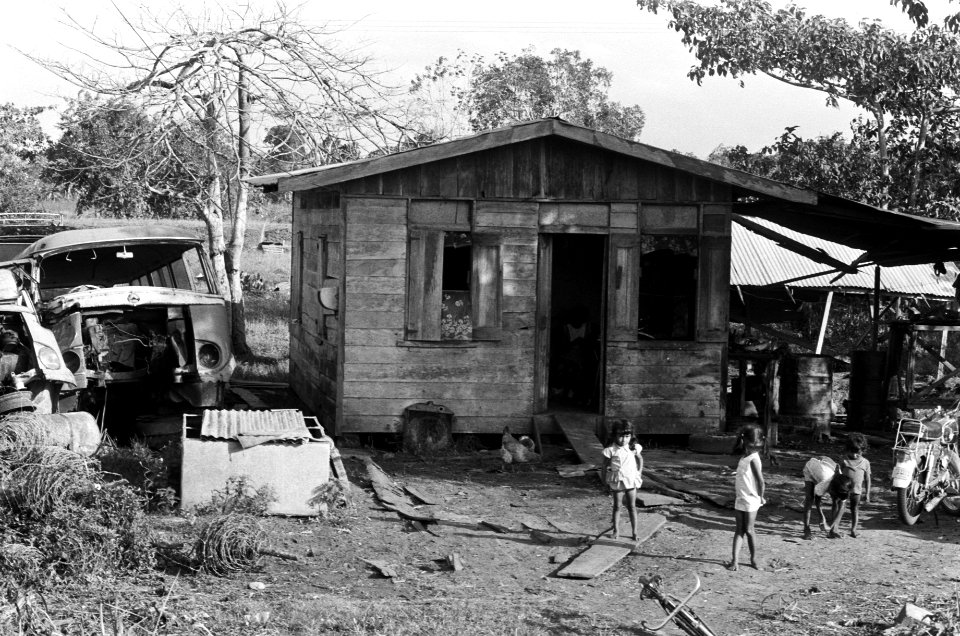 Suriname, De Erven , Armoede mensen tussen hun krotwoningen, Bestanddeelnr 927-8411