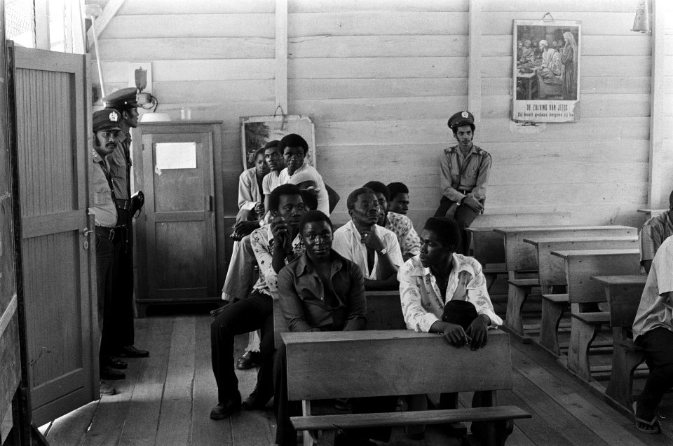 Suriname, Boslandcreolen en Indianen vergadering Boslandcreolen in een schooltj, Bestanddeelnr 927-8428