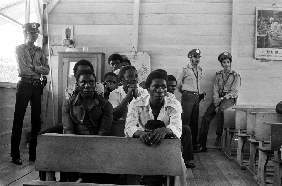 Suriname, Boslandcreolen en Indianen vergadering Boslandcreolen in een schooltj, Bestanddeelnr 927-8429