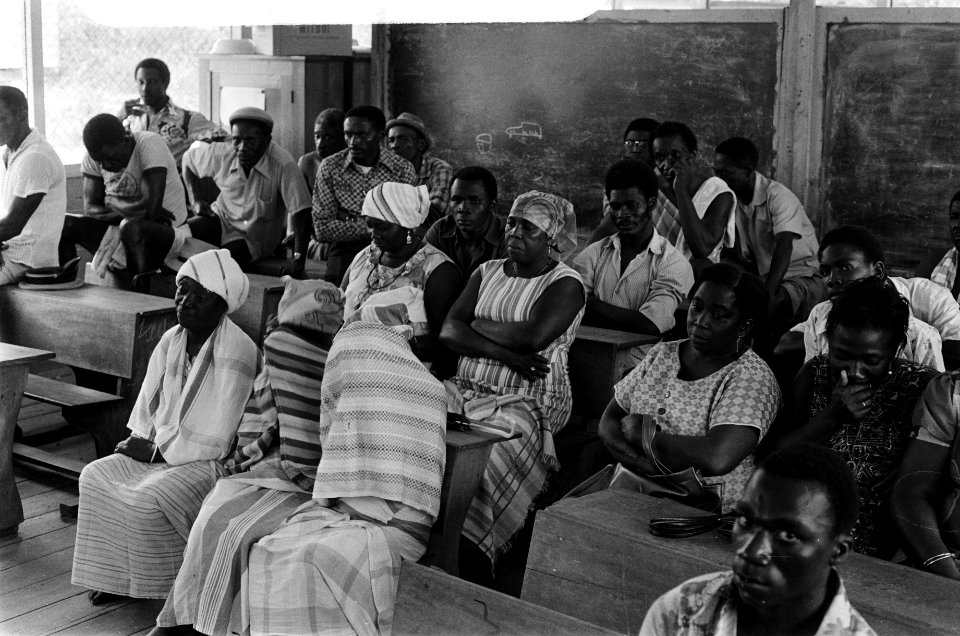Suriname, Boslandcreolen en Indianen vergadering Boslandcreolen in een schooltj, Bestanddeelnr 927-8427