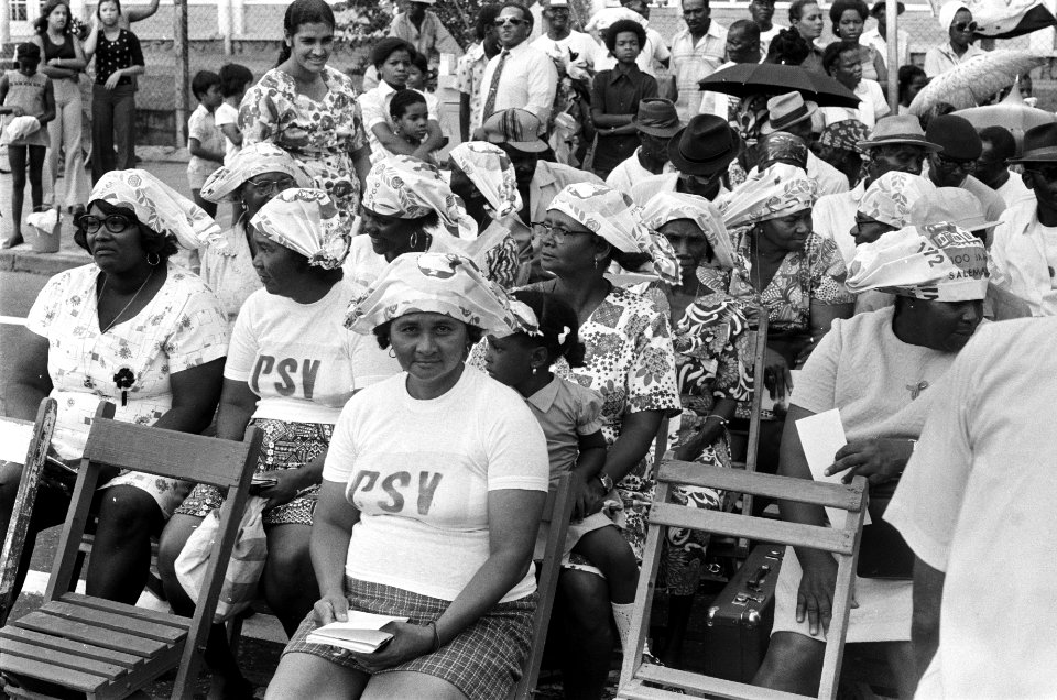 Suriname, bijeenkomsten Surinaamse televisie in actie, vrouwen tijdens deze bij, Bestanddeelnr 927-8378