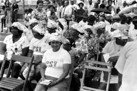 Suriname, bijeenkomsten Surinaamse televisie in actie, vrouwen tijdens deze bij, Bestanddeelnr 927-8378