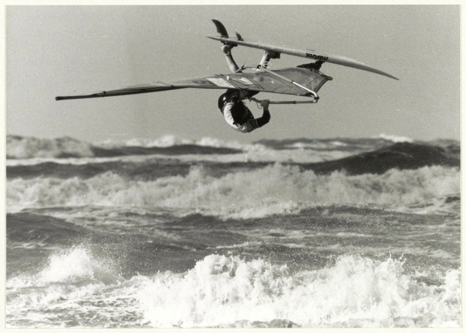 Surfer boven de Noordzee. NL-HlmNHA 54015218
