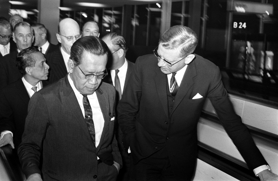 Sultan Hamengkubuwana IX (minister van Economische Zaken van Indonesië) arriveer, Bestanddeelnr 922-3046