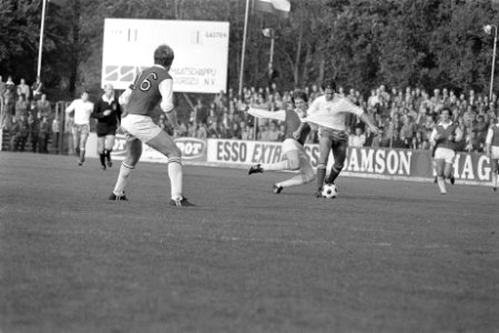 SVV tegen MVV 2-2, Huigen houdt met handen en voeten Smeets (MVV) tegen, Bestanddeelnr 929-4032