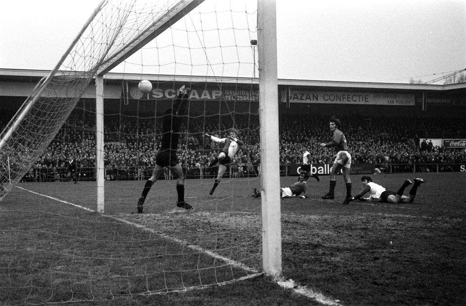 SVV tegen Feyenoord 3-4. Doelpunt van Henk Wery (F) tweede van links, langs doel, Bestanddeelnr 923-2339