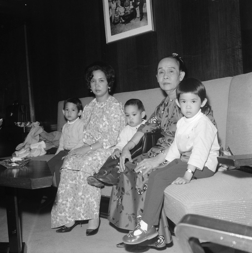 Sultana A. UngkuTuanAminah van Johore op Schiphol, rechts de Sultana links de, Bestanddeelnr 917-4466